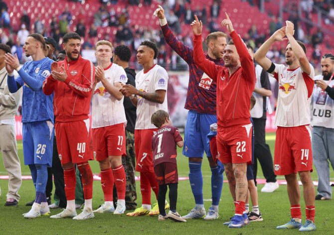 Spieler von RB Leipzig applaudieren nach dem Bundesliga-Heimspiel gegen den FC St. Pauli am 9. Mai 2026 gemeinsam mit dem Trainerteam vor den Fans in der Red Bull Arena in Leipzig. Maja Hitij / Getty Images