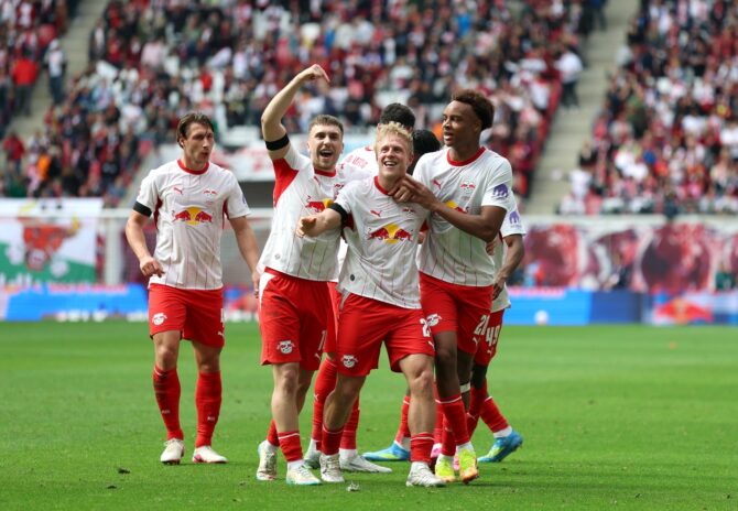 Xaver Schlager bejubelt mit seinen Mitspielern seinen Treffer zur 1:0-Führung für RB Leipzig im Bundesligaspiel gegen den FC St. Pauli in der Red Bull Arena am 9. Mai 2026 in Leipzig. Maja Hitij / Getty Images Europe via Getty Images