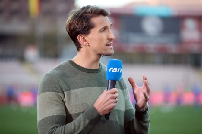 René Adler gibt ein Interview vor dem UEFA-U21-EM-Qualifikationsspiel zwischen Bosnien-Herzegowina U21 und Deutschland U21 im Bilino-Polje-Stadion in Zenica am 15. Oktober 2019. (Alex Grimm / Getty Images Europe via Getty Images)