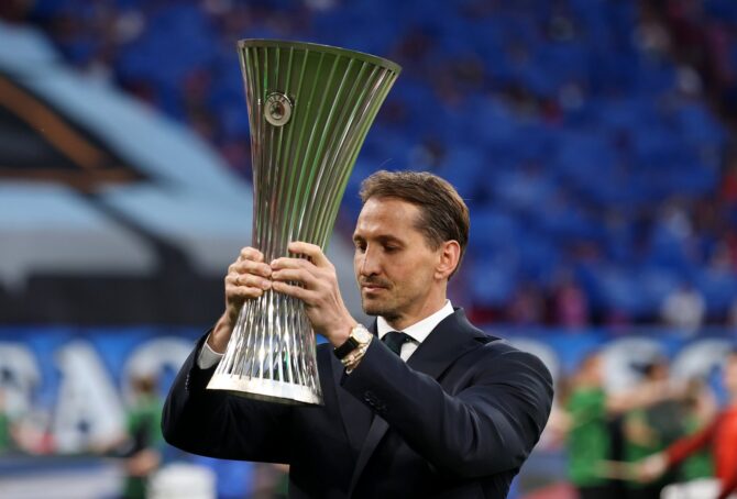 René Adler, ehemaliger Nationaltorwart und Swissquote-Botschafter, hält die UEFA Conference League Trophäe in den Händen. Die Aufnahme entstand vor dem Finale 2026 im Football Arena Leipzig, wo Crystal Palace FC und Rayo Vallecano de Madrid am 27. Mai den Sieger ausspielten. Maja Hitij / Getty Images