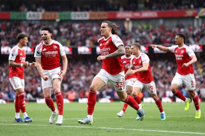 Riccardo Calafiori vom FC Arsenal jubelt nach seinem Treffer gegen den FC Fulham im Premier-League-Spiel im Emirates Stadium in London am 2. Mai 2026 – das Tor wurde jedoch wegen Abseits aberkannt. (Justin Setterfield / Getty Images)