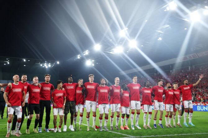 Die Spieler von Rot-Weiss Essen feiern gemeinsam mit den Fans im Stadion an der Hafenstraße nach dem Sieg im ersten Relegationsspiel gegen SpVgg Greuther Fürth am 22. Mai 2026 in Essen. Lars Baron / Getty Images Europe via Getty Images