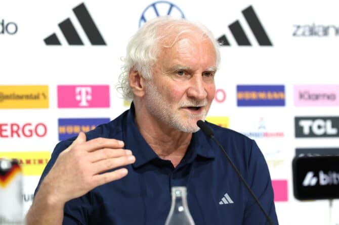 Rudi Völler, Sportdirektor des Deutschen Fußball-Bundes (DFB), spricht am 27. Mai 2026 bei einer Pressekonferenz im adidas HQ Homeground Herzo-Base in Herzogenaurach mit den Medien. Das DFB-Team bereitet sich auf die bevorstehenden Länderspiele vor, bevor es zur FIFA Weltmeisterschaft 2026 in die Vereinigten Staaten reist. Alexander Hassenstein / Getty Images Europe via Getty Images