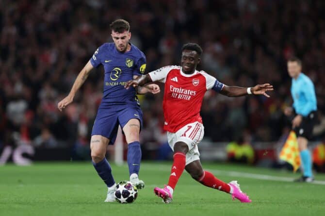 Matteo Ruggeri von Atlético de Madrid und Bukayo Saka vom FC Arsenal kämpfen um den Ball im Champions-League-Halbfinale (Rückspiel) im Arsenal Stadium in London am 5. Mai 2026. (Justin Setterfield / Getty Images Europe)
