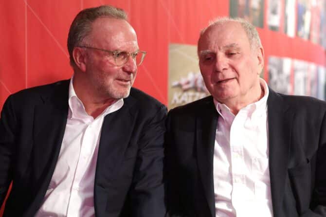 Karl-Heinz Rummenigge und Bayern-Ehrenpräsident Uli Hoeneß bei der Eröffnung der Sonderausstellung "Alles Gute, Sepp Maier!" anlässlich des 80. Geburtstags der Torwartlegende im FC-Bayern-Museum in München am 19. März 2024. (Alexander Hassenstein / Getty Images Europe via Getty Images)