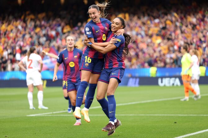 Salma Paralluelo feiert gemeinsam mit ihrer Teamkollegin Clara Serrajordi das 1:0 für den FC Barcelona im Halbfinal-Rückspiel der UEFA Women's Champions League 2025/26 gegen den FC Bayern München am 3. Mai 2026 im Nou Camp. (Judit Cartiel / Getty Images Europe via Getty Images)