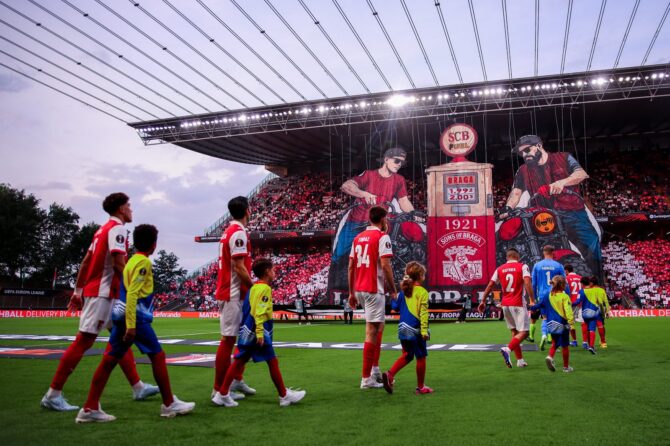 Die Spieler des SC Braga laufen ins Estádio Municipal de Braga ein, während die Heimfans ein imposantes Tifo präsentieren – vor dem UEFA-Europa-League-Halbfinal-Hinspiel gegen den SC Freiburg am 30. April 2026 in Braga, Portugal. (Diogo Cardoso / Getty Images Europe via Getty Images)