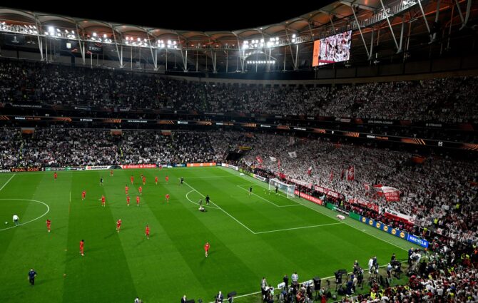 Die Spieler des SC Freiburg wärmen sich im Besiktas Park in Istanbul vor dem UEFA-Europa-League-Finale 2026 gegen Aston Villa FC am 20. Mai 2026 auf. (Mike Hewitt / Getty Images Europe via Getty Images)