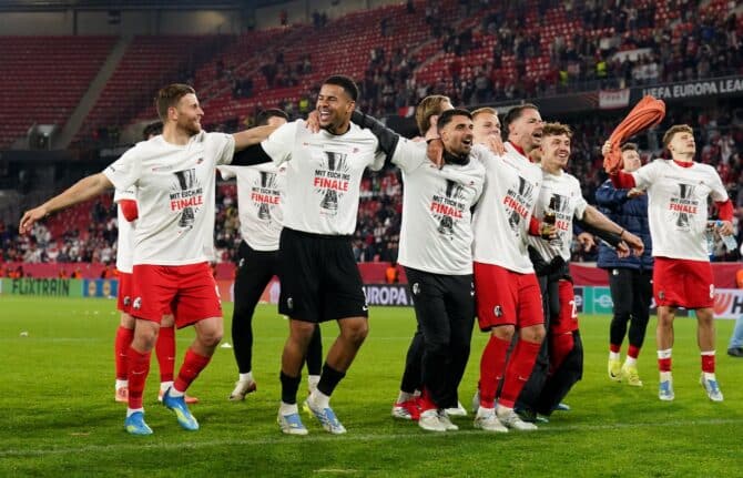 Die Spieler des SC Freiburg bejubeln den Einzug ins UEFA-Europa-League-Finale nach dem Rückspiel im Halbfinale gegen SC Braga