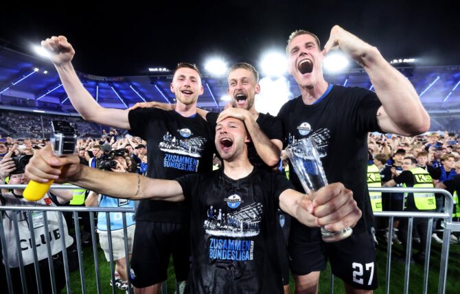 Spieler des SC Paderborn feiern nach dem Abpfiff des Bundesliga-Relegationsrückspiels gegen den VfL Wolfsburg in der Home Deluxe Arena am 25. Mai 2026 in Paderborn. Der SC Paderborn gewann das zweite Relegationsduell gegen den VfL Wolfsburg. Christof Koepsel / Getty Images Europe via Getty Images