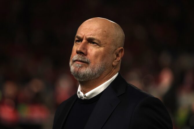 Sergej Barbarez, Cheftrainer der Nationalmannschaft von Bosnien und Herzegowina, verfolgt aufmerksam die Aufwärmphase vor dem WM-Qualifikations-Play-off zwischen Wales und Bosnien-Herzegowina im Cardiff City Stadium. Das Spiel fand am 26. März 2026 in der walisischen Hauptstadt Cardiff statt. (Warren Little / Getty Images Europe via Getty Images)