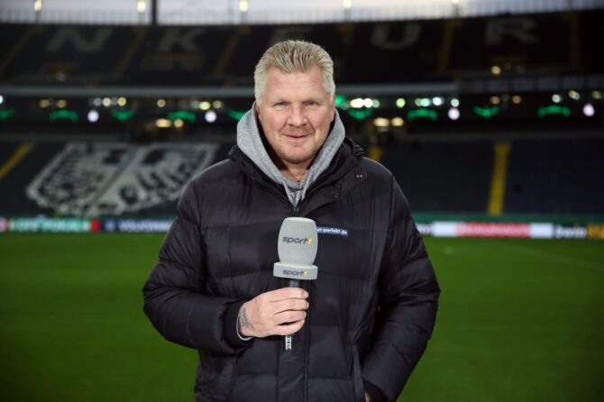 Stefan Effenberg posiert als Sport1-Experte vor dem DFB-Pokal-Achtelfinale zwischen Eintracht Frankfurt und RB Leipzig am 4. Februar 2020 in der Commerzbank Arena in Frankfurt am Main. Der ehemalige Weltklasse-Mittelfeldspieler begleitete das Pokalmatch als TV-Analyst. (Alex Grimm / Bongarts via Getty Images)