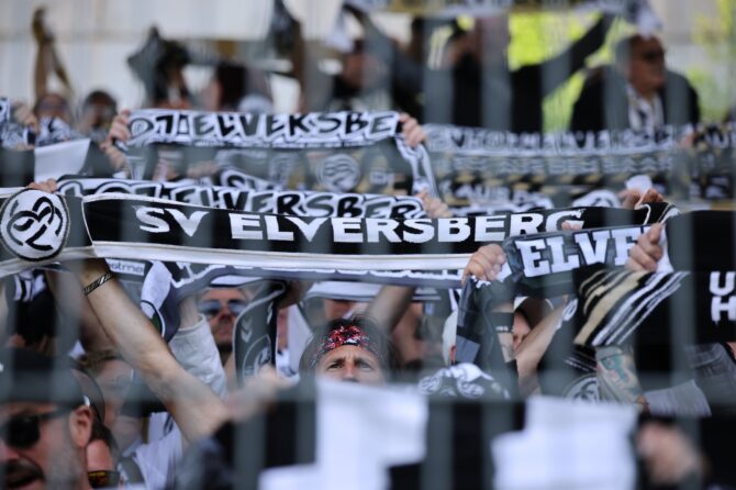 Fans des SV 07 Elversberg feuern ihre Mannschaft beim Heimspiel der 2. Bundesliga gegen den SC Paderborn 07 in der Ursapharm-Arena in Spiesen-Elversberg an (3. Mai 2026). Alex Grimm / Getty Images