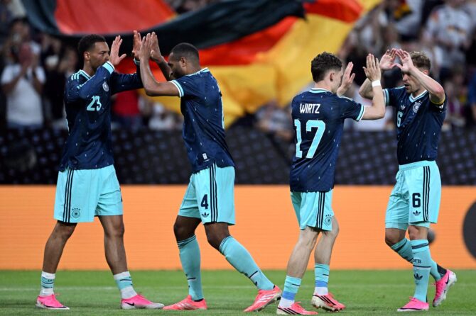 Jonathan Tah, Florian Wirtz und Joshua Kimmich von der deutschen Nationalmannschaft bejubeln einen Treffer im Freundschaftsspiel gegen Finnland am 31. Mai 2026 in der MEWA Arena in Mainz. (Copyright AFP)