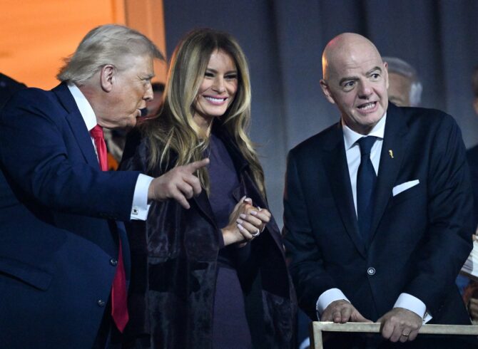 US-Präsident Donald Trump und First Lady Melania Trump im Gespräch mit FIFA-Präsident Gianni Infantino bei der offiziellen Auslosung der Fußball-WM 2026 am 5. Dezember 2025 im John F. Kennedy Center in Washington D.C. (Pool / Getty Images North America via Getty Images)