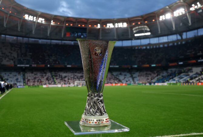 Der UEFA-Europa-League-Pokal ist im Besiktas Park in Istanbul vor dem Finale 2026 zwischen dem SC Freiburg und Aston Villa FC am 20. Mai 2026 ausgestellt. (Stu Forster / Getty Images Europe via Getty Images)