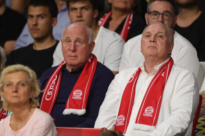 FC-Bayern-Präsident Uli Hoeness verfolgt gemeinsam mit seinem Bruder Dieter Hoeness (l.) das dritte Finalspiel der easycredit Basketball-Bundesliga zwischen dem FC Bayern Basketball und Alba Berlin im Audi Dome in München am 23. Juni 2019. Alexander Hassenstein / Bongarts via Getty Images