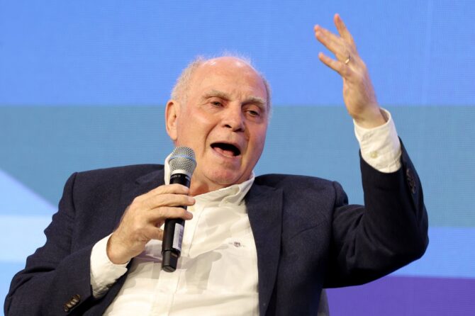 Uli Hoeness, Ehrenpräsident des FC Bayern München, spricht beim Live-Talk auf der Sportfachmesse ISPO Munich 2025. Der langjährige Bayern-Manager und -Präsident war am 1. Dezember 2025 in der Messe München zu Gast und gestikulierte lebhaft auf dem Podium. (Alexander Hassenstein / Getty Images)
