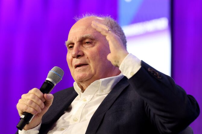FC-Bayern-Ehrenpräsident Uli Hoeness beim Live-Talk auf der Sportfachmesse ISPO Munich 2025 in der Messe München, aufgenommen am 1. Dezember 2025. Alexander Hassenstein / Getty Images
