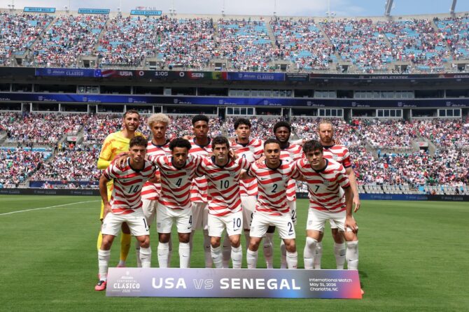 Die US-amerikanische Nationalmannschaft posiert vor dem Freundschaftsspiel gegen Senegal am 31. Mai 2026 im Bank of America Stadium in Charlotte, North Carolina, für das Mannschaftsfoto. (Jamie Squire / Getty Images North America via Getty Images)