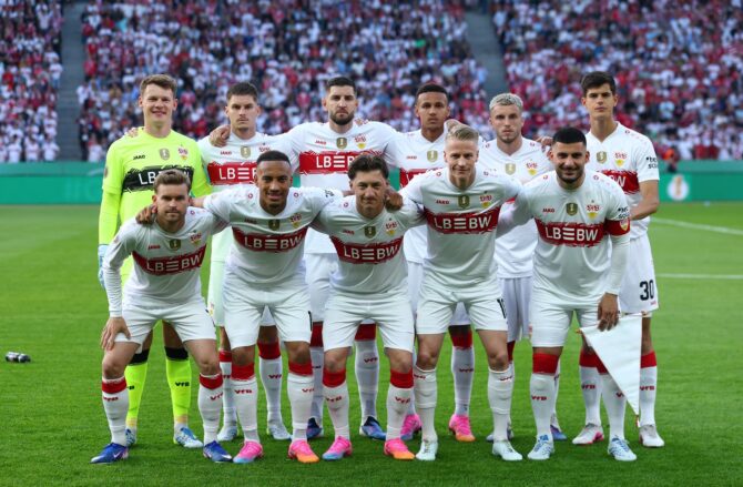 Die Spieler des VfB Stuttgart posieren vor dem DFB-Pokalfinale 2026 gegen FC Bayern München für das Mannschaftsfoto. Das Endspiel fand am 23. Mai 2026 im Olympiastadion in Berlin statt. (Dean Mouhtaropoulos / Getty Images)