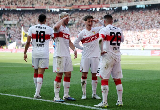 Deniz Undav feiert mit seinen Teamkollegen den Treffer zum 3:0 für den VfB Stuttgart im Bundesligaspiel gegen Bayer 04 Leverkusen in der MHPArena am 9. Mai 2026 in Stuttgart. Adam Pretty / Getty Images Europe via Getty Images