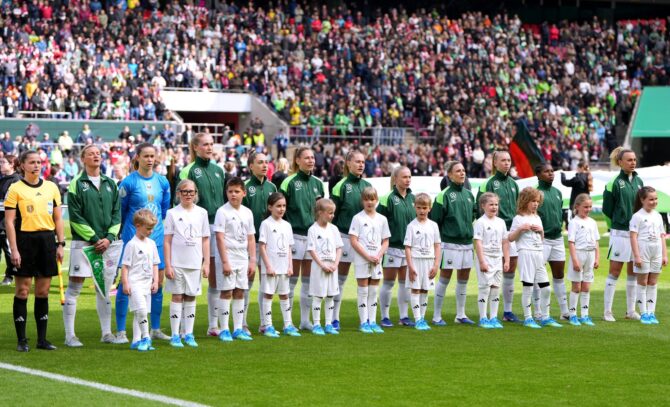 Die Spielerinnen des VfL Wolfsburg stellen sich vor dem DFB-Pokal-Finale der Frauen 2026 im RheinEnergieStadion in Köln auf. Das Endspiel gegen den FC Bayern München fand am 14. Mai 2026 statt. Pau Barrena / Getty Images