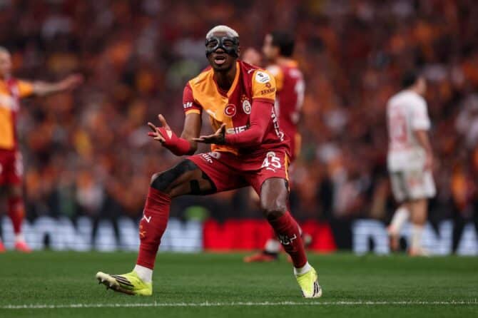 Victor Osimhen feiert mit seiner markanten Schutzmaske einen Treffer im Trendyol Süper Lig-Spiel zwischen Galatasaray und Antalyaspor am 9. Mai 2026 im Rams Park in Istanbul. Der nigerianische Stürmer ist seit dieser Saison einer der Leistungsträger von Galatasaray. Ahmad Mora / Getty Images