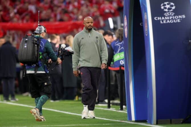 FC-Bayern-Cheftrainer Vincent Kompany betritt vor dem UEFA-Champions-League-Halbfinale-Rückspiel gegen Paris Saint-Germain am 6. Mai 2026 in der Münchner Allianz Arena den Rasen. (Alex Grimm / Getty Images Europe)