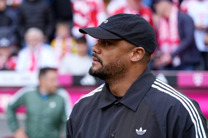 FC-Bayern-Cheftrainer Vincent Kompany beobachtet das Bundesliga-Heimspiel gegen den VfB Stuttgart in der Allianz Arena in München am 19. April 2026. (Leonhard Simon / Getty Images Europe via Getty Images)