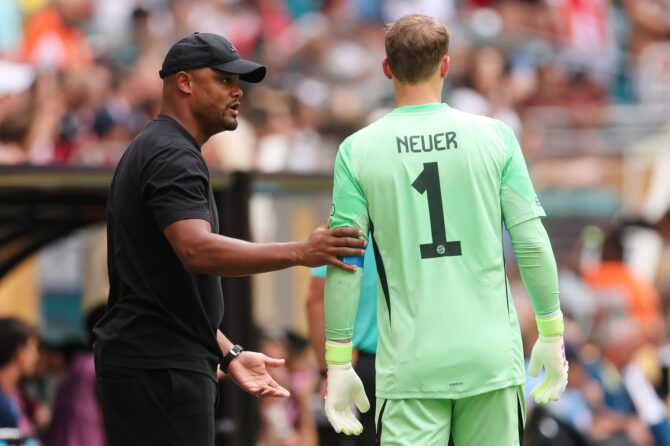 Vincent Kompany spricht während einer Trinkpause mit Torwart Manuel Neuer. Im Achtelfinale der FIFA Klub-Weltmeisterschaft 2025 gegen CR Flamengo am 29. Juni 2025 im Hard Rock Stadium in Miami Gardens nutzte der Bayern-Trainer die kurze Unterbrechung für Anweisungen an seinen Kapitän. (Michael Reaves / Getty Images North America via Getty Images)
