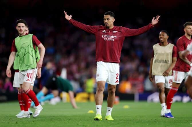 William Saliba wärmt sich vor dem Champions-League-Halbfinale (Rückspiel) zwischen dem FC Arsenal und Atlético de Madrid im Arsenal Stadium in London am 5. Mai 2026 auf. (Justin Setterfield / Getty Images Europe)