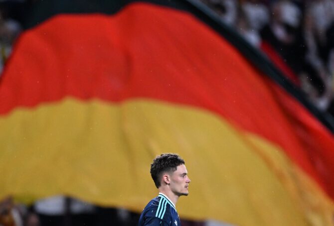 Florian Wirtz von der deutschen Nationalmannschaft im Profil vor einer Deutschlandfahne im Freundschaftsspiel gegen Finnland am 31. Mai 2026 in der MEWA Arena in Mainz. (Copyright AFP)