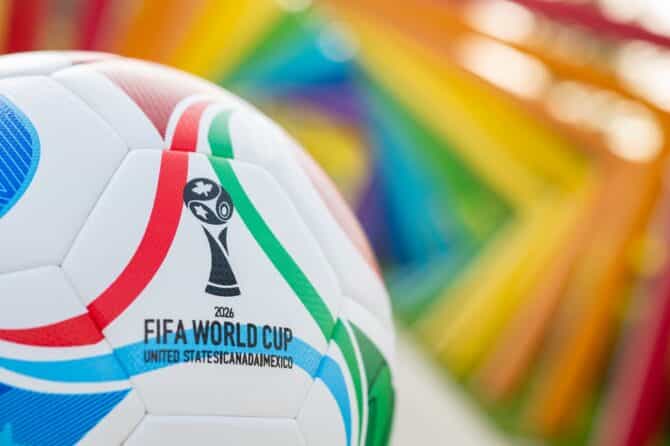 Nahaufnahme des offiziellen Spielballs der FIFA Fußball-Weltmeisterschaft 2026 mit dem Turnier-Logo und dem Schriftzug FIFA World Cup United States Canada Mexico. Das Turnier ist das erste WM mit 48 Mannschaften. (Copyright Depositphotos.com)