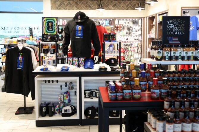 WM-Fanartikel und Merchandise am Flughafen von Kansas City, Missouri, am 5. Mai 2026 – kurz vor dem Anpfiff der FIFA Fußball-Weltmeisterschaft 2026. Jamie Squire / Getty Images