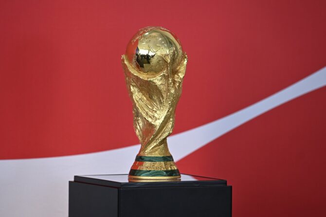 Der FIFA-WM-Pokal im Rahmen der FIFA Trophy Tour im Palácio do Planalto in Brasília am 26. Februar 2026 – die Tour umfasst 75 Stationen in mehr als 150 Tagen und machte zuvor in São Paulo und Rio de Janeiro Station. (Ton Molina / Getty Images South America via Getty Images)