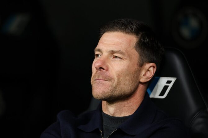 Xabi Alonso beobachtet das Geschehen auf dem Rasen vor dem LaLiga-Duell zwischen Real Madrid und Real Betis Balompie am 4. Januar 2026. Der Cheftrainer der Königlichen verfolgte das Spiel im Estadio Santiago Bernabeu in Madrid konzentriert von der Seitenlinie aus. (Florencia Tan Jun / Getty Images)