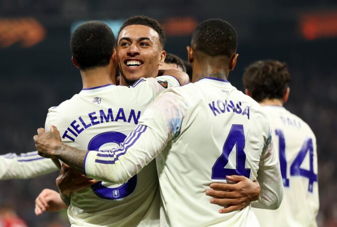 Youri Tielemans von Aston Villa bejubelt mit seinen Teamkollegen Morgan Rogers und Ezri Konsa seinen Treffer zum 1:0 im UEFA-Europa-League-Finale 2026 gegen den SC Freiburg am 20. Mai 2026 im Besiktas Park in Istanbul. (Stu Forster / Getty Images Europe via Getty Images)