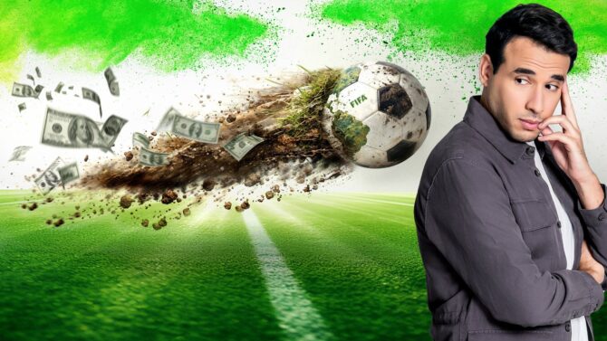 Eine Montage aus der ZDF-Reportage "Greenwashed? - FIFA WM 2026: Gruen ist hier nur der Rasen": Ein FIFA-WM-Fussball zieht einen Schweif aus Erde, Dreck und Geldscheinen durch die Luft - Moderator Sherif Rizkallah beobachtet die Szene nachdenklich. ZDF/rawpixel.com / fon / Vielfein