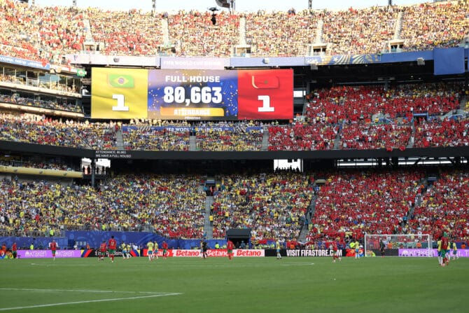 EAST RUTHERFORD, NEW JERSEY – 13. JUNI: Ein Blick ins Stadion, während auf der Anzeigetafel eine Zuschauerzahl von 80.663 angezeigt wird, während des Spiels der Gruppe C der FIFA-Weltmeisterschaft 2026 zwischen Brasilien und Marokko im New York New Jersey Stadium am 13. Juni 2026 in East Rutherford, New Jersey. (Foto: Darrian Traynor/Getty Images)