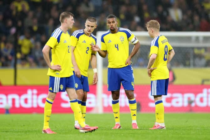 SOLNA, SCHWEDEN – 4. JUNI: Der Schwede Isak Hien (2. v. r.) im Gespräch mit seinen Teamkollegen Alexander Bernhardsson (links), Gustaf Lagerbielke und Daniel Svensson (rechts) während des internationalen Freundschaftsspiels zwischen Schweden und Griechenland in der Strawberry Arena am 4. Juni 2026 in Solna, Schweden. (Foto: Linnea Rheborg/Getty Images)