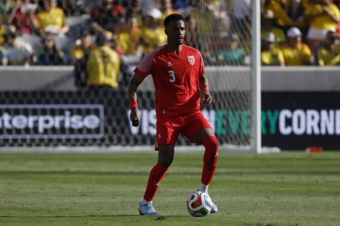 Jordaniens Abwehrspieler Abdallah Nasib führt den Ball im Testspiel gegen Kolumbien. Die Begegnung wurde am 7. Juni 2026 im Snapdragon Stadium in San Diego, Kalifornien ausgetragen. (Meg McLaughlin / Getty Images North America via Getty Images)