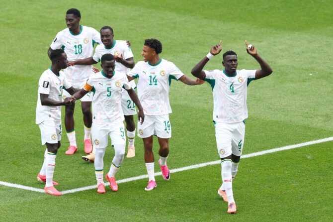 Senegals Abdoulaye Seck (Nummer 4) bejubelt mit seinen Mitspielern das erste Tor seiner Mannschaft gegen den Irak. Die Szene entstand beim Gruppe-I-Spiel der WM 2026 am 26. Juni 2026 im Toronto Stadium in Toronto, Ontario. Robert Cianflone / Getty Images