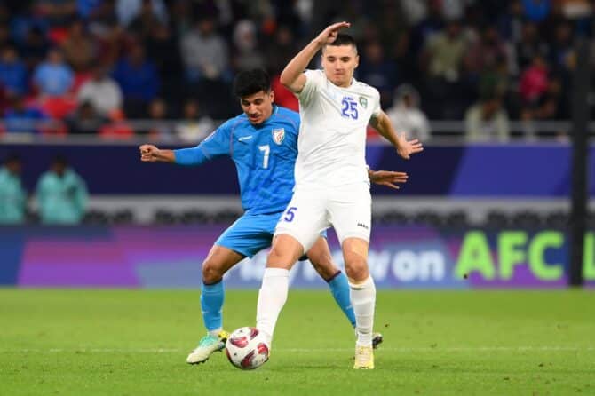Abduqodir Khusanov im Trikot der usbekischen Nationalmannschaft beim Asien-Cup-Spiel gegen Indien am 18. Januar 2024 in Doha