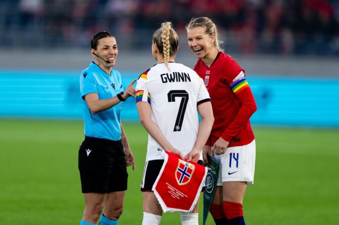Beim Münzwurf vor dem Anpfiff: Schiedsrichterin Stéphanie Frappart, Deutschlands Kapitänin Giulia Gwinn und Norwegens Ada Hegerberg vor der Partie der Qualifikation zur FIFA Frauen-WM 2027 zwischen Norwegen und Deutschland in der Lyse Arena in Stavanger am 7. März 2026. Marius Nordnes / Nordnes Foto / Getty Images