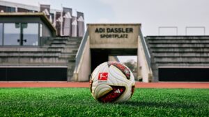 Der Adidas Torfabrik auf dem legendären Adi-Dassler-Sportplatz in Herzogenaurach, wo der neue offizielle Bundesliga-Spielball am 1. Juni 2026 der Öffentlichkeit vorgestellt wurde. (Copyright Michael Romacker)