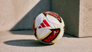 Der Adidas Torfabrik auf einem Betonboden. Das Design des neuen offiziellen Bundesliga-Spielballs kombiniert Elemente des legendären Teamgeist von 2006 mit modernen Gestaltungsmerkmalen in den deutschen Farben Schwarz, Rot und Gold. (Copyright Michael Romacker)