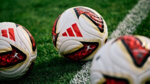 Mehrere Exemplare des Adidas Torfabrik am Spielfeldrand. Adidas sicherte sich die Partnerschaft als offizieller Spielball-Partner der DFL bis zur Saison 2033/34 und stattet auch die neu eingeführte Bundesliga Talent Series U21 aus. (Copyright Michael Romacker)