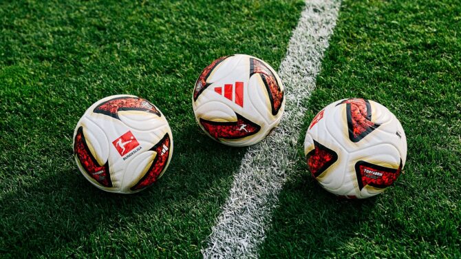 Drei Exemplare des Adidas Torfabrik am Spielfeldrand. Der neue offizielle Bundesliga-Spielball kommt ab der Saison 2026/27 in der Bundesliga, der 2. Bundesliga sowie im Franz Beckenbauer Supercup und in der Bundesliga Talent Series zum Einsatz. (Copyright Michael Romacker)