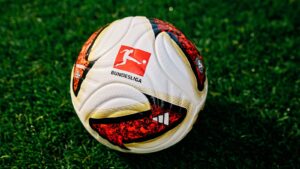 Nahaufnahme des Adidas Torfabrik mit dem Bundesliga-Logo. Der neue offizielle Spielball zur Saison 2026/27 orientiert sich optisch am Adidas Teamgeist, dem legendären WM-Ball von 2006, und setzt dessen Formensprache modern fort. (Copyright Michael Romacker)